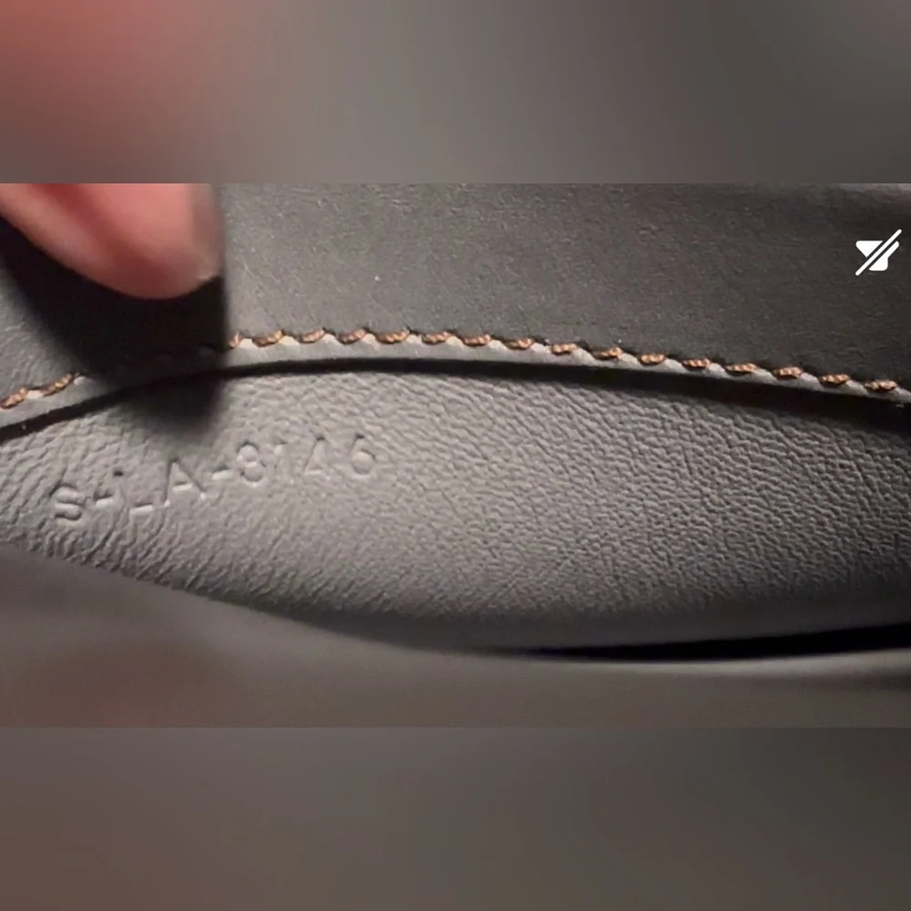 CELINE SMALL LEATHER TROTTEUR - Picture 13 of 13